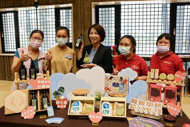 屏東公益伴手禮瞄準中秋送禮商機，促銷「慢半拍的好心意」。(林和生攝)