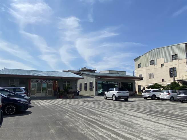 郭信良交保返家，服務處從昨晚到現在一直持續有訪客來訪。（曹婷婷攝）