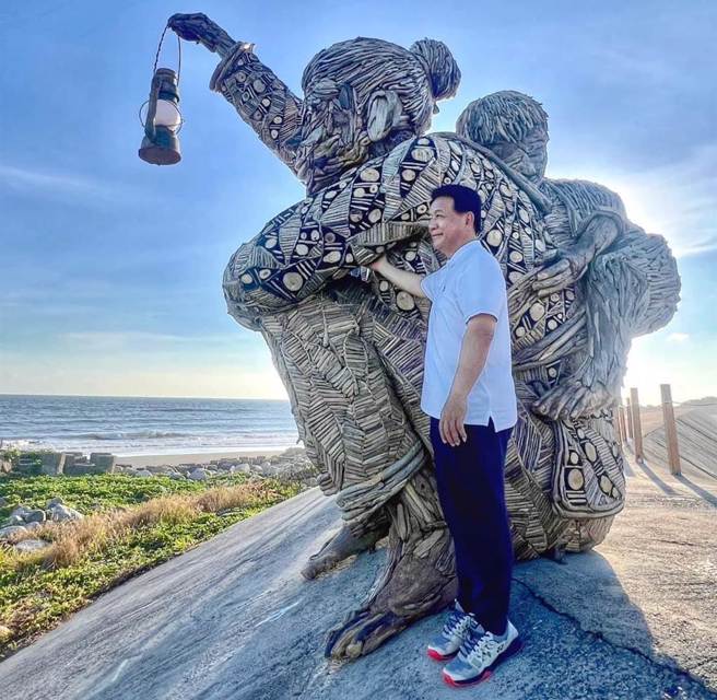 郭信良中午在臉書發文，與安南區近來很紅的台江阿嬤合影，強調也會提著燈繼續溫暖大家。（摘自郭信良臉書）