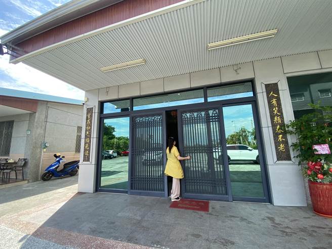 不少訪客來拜訪郭信良，為他打氣送暖。（曹婷婷攝）