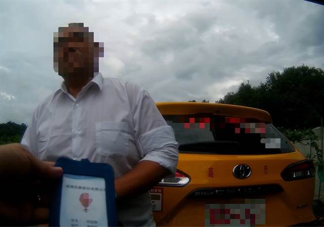 员警在当妇人打算面交310万元时，将35岁林姓男车手逮获。（高雄市警方提供／林雅惠传真）