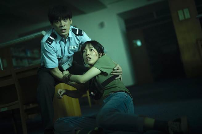 《女鬼桥2：怨鬼楼》由林哲熹（上）与王渝萱联手主演。（乐到家国际提供）