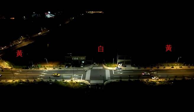 桃园市观音区忠孝路试办「人因视觉双色温路灯设计」，行经十字路口的路灯从黄灯改为白灯。(养工处提供／蔡依珍桃园传真)