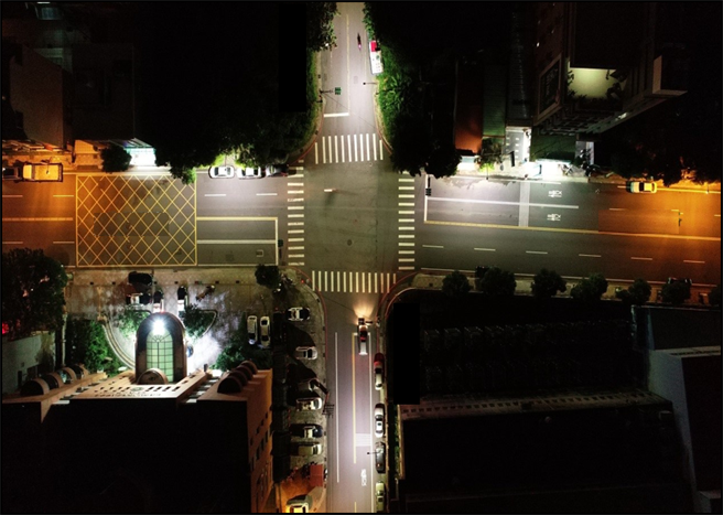 桃园市试办「人因视觉双色温路灯设计」，行经十字路口的路灯从黄灯改为白灯，图为大溪换装后。(养工处提供／蔡依珍桃园传真)