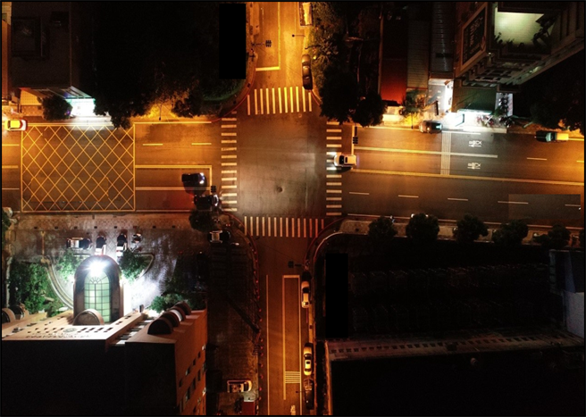 桃园市试办「人因视觉双色温路灯设计」，行经十字路口的路灯从黄灯改为白灯，图为大溪换装前。(养工处提供／蔡依珍桃园传真)