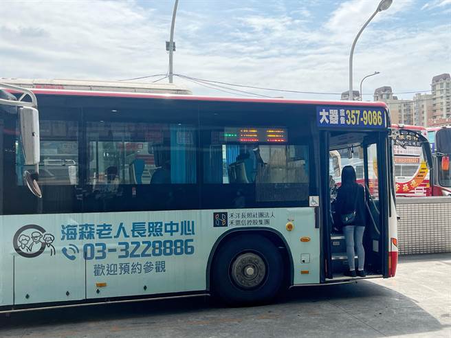 桃园市目前公车司机缺额有267人。图为民眾搭乘公车。（陈梦茹摄）