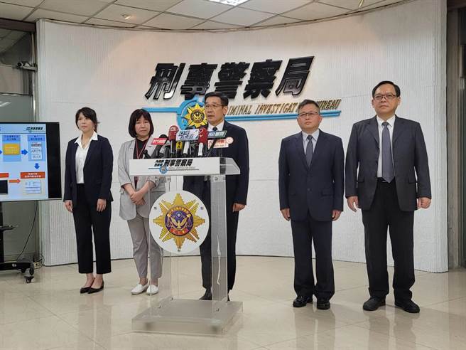 文化部司长吴宜璇(左二)6日到刑事局参加记者会。(林郁平摄)