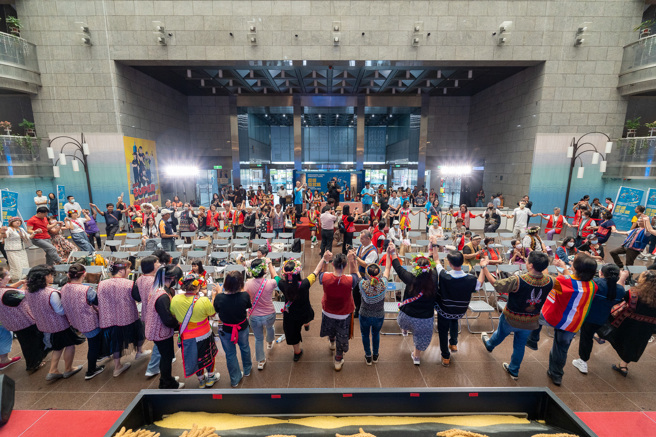 与会贵宾大家携手大围舞。(台北市原民会提供)