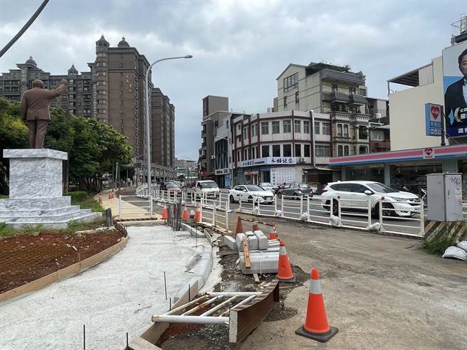 桃园市中坜区吉林路拓宽工程完工日期一再延宕，引发用路人及居民不满。（吕筱蝉摄）	