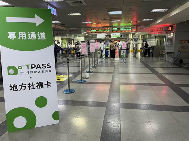 上班遇通學潮，台鐵屏東站TPASS僅一出口惹民怨。(林和生攝)