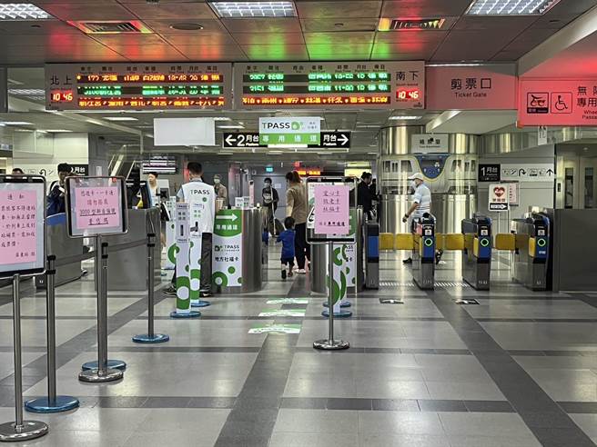 上班遇通學潮，台鐵屏東站TPASS僅一出口惹民怨。(林和生攝)