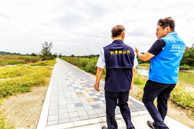 新竹县政府打造完成凤坑沙湾，交旅处长戴志君（右）和新丰乡长徐玮杰（左）了解生态步道。（罗浚滨摄）