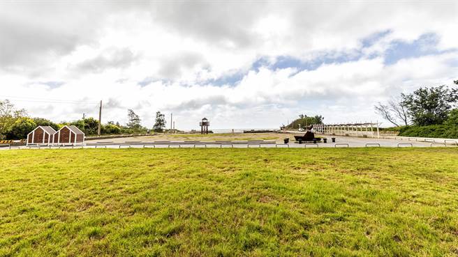 新竹县政府将废弃的凤坑渔港打造完成凤坑沙湾，环境焕然一新。（罗浚滨摄）