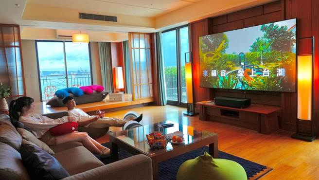 「海景蜜月套房」双人一泊二食，定价25,800元，周一至周四入住，直接下杀31折，限时体验价7999元。(福容大饭店提供)
