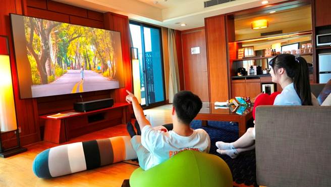 淡水福容店与科技品牌EPSON、美国懒骨头专家Yogibo，三强联手打造5间全新升级的「海景蜜月套房」。(福容大饭店提供)