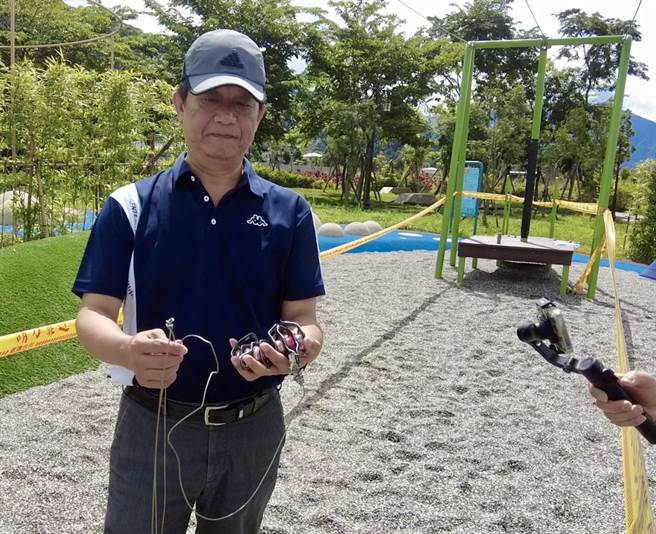 县府会同厂商会勘，初步研判可能是小朋友不知道座椅会自动回原点，频繁拉扯导致钢索滑脱酿伤。（民眾提供／杨静茹南投传真）