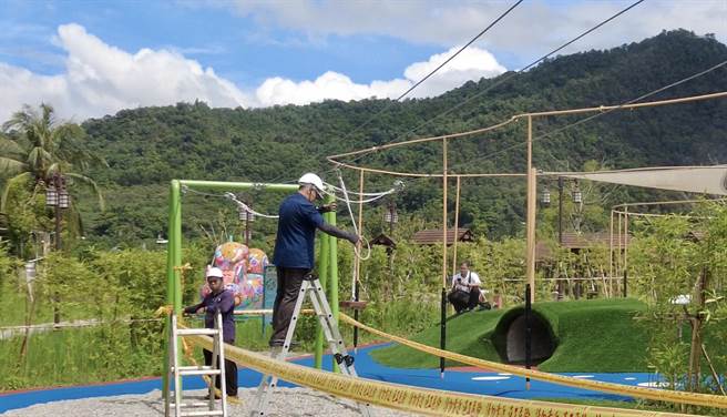 县府与厂商决定拆除滑轨座位的自动復归设备，改为手动操作。（民眾提供／杨静茹南投传真）