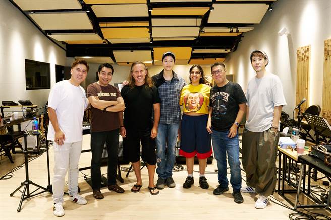 王力宏与乐手左一合声LEON、左二贝斯手KESAVAN、左三吉它手JAMES、右一合声黄欣伟、右二键盘手AUBREY、右三鼓手SARAH 。（宽鱼国际提供）