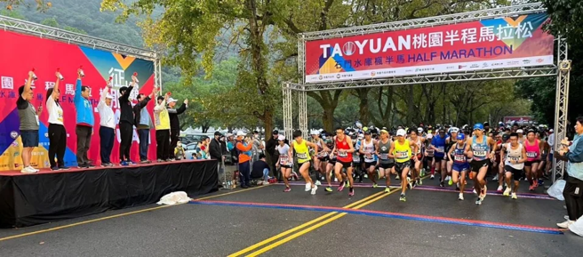 桃园半程马拉松是年底当地重要路跑赛事，图为2022年活动盛况。（桃园市政府体育局提供）