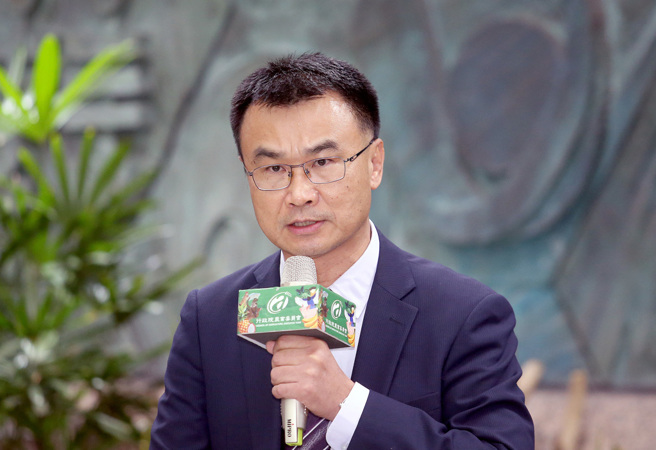 陈吉仲今召开记者会除公布与超思公司的合约，也预告要对徐巧芯等人提告。（中时资料照，范扬光摄）