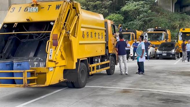 基隆市环保局清洁队6日上午举行清洁队储备司机的路考测验。（张志康摄）