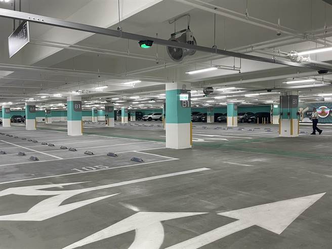 台北市中山国中地下停车场设有288席汽车停车位，可协助社区邻里交通改善，净空周边围墙外围人行道，并将原周边汽车格改成机车格以做平衡。（刘彦宜摄）