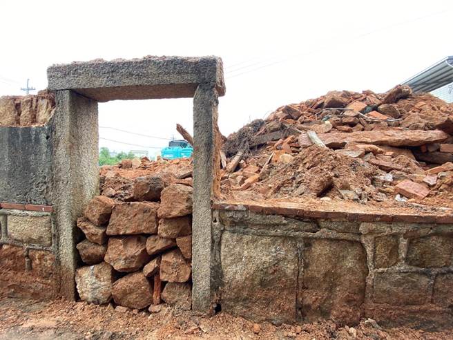 金门古蹟「双喜楼」不敌海葵颱风带来的暴雨侵袭而倒塌。（于家麒摄）