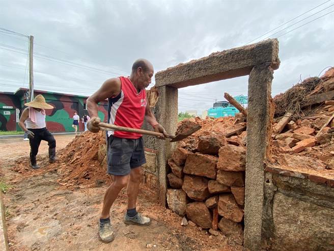 金门古蹟「双喜楼」不敌海葵颱风带来的暴雨侵袭而倒塌。（于家麒摄）