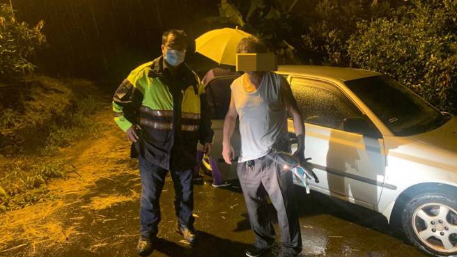 妇产科医师误信导航，受困山区小路，警方获报到场顺利协助脱困。（警方提供）