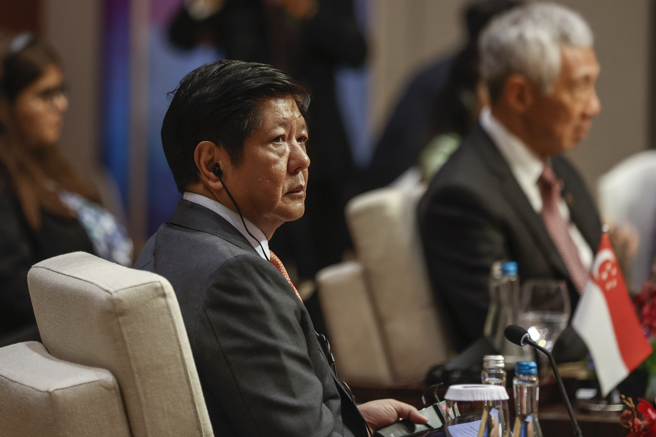 菲律宾总统小马可仕今天说，坚决反对将南海争端简单概括为两大强权竞逐的「误导性说法」，并指南海和平的远景至今仍是「遥远的现实」。（图/美联社）