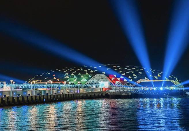 今年大鹏湾帆船生活节转型加入整体灯光设计后，勇夺国际缪斯设计金奖。（鹏管处提供／谢佳潾屏东传真）