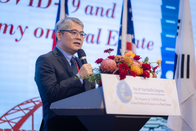 內政部政務次長花敬群今日也出席本屆研討會，參與上午的論壇，分享台灣經驗。（圖片來源：中華民國土地估價學會）