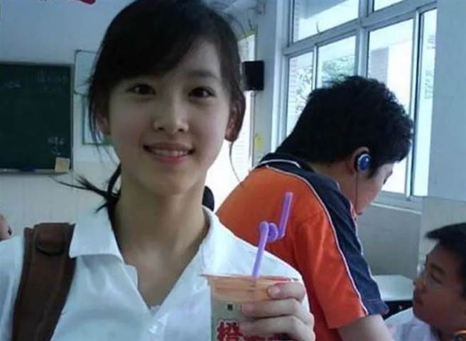 章泽天学生时期手持奶茶漂亮模样被疯传，爆红后被冠上「奶茶妹妹」的封号。（图／摘自微博）