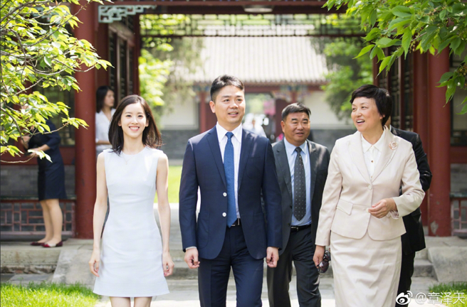 在刘强东卸任京东CEO前，章泽天（图左一）曾有「最美CEO夫人」封号。（图／摘自章泽天微博）