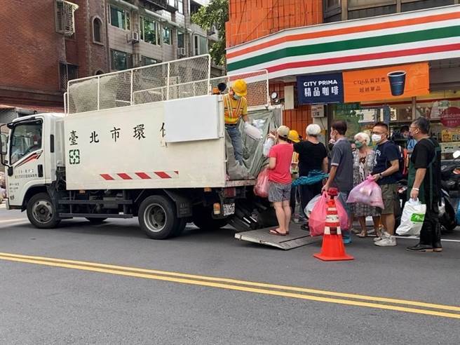 台北市环保局今(6)日表示，有关幸福有里资收站及循环经济资收大军计画，因中央补助逐年减少，本市负担逐年增加，且计画成本效益不佳，故2024年起停止办理。(黄敬文翻摄)