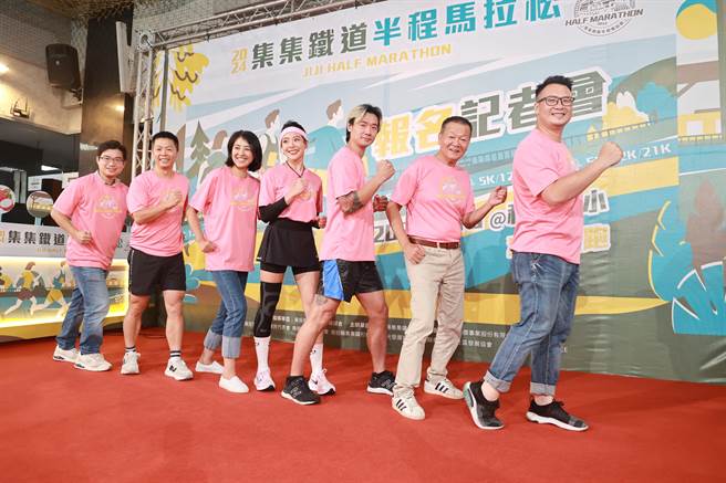 超跑好手林义杰担任集集铁道半程马拉松活动代言，宣扬运动选手吃香蕉房抽筋等好处。（曾雪蒨摄）