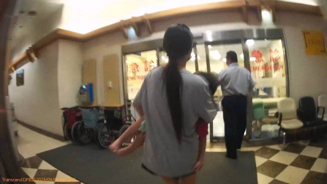 海葵颱风袭台（3日）晚间 ，一辆白色自小客车突急驶进派出所，焦急的父亲向员警表示，其3岁儿子口吐白沫需请员警协助。（照片 / 警方提供）