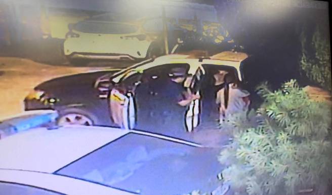 员警见状，一刻不耽搁，即让男童与母亲搭乘警车并开启警示灯，一路鸣笛直奔医院急诊。（照片 / 警方提供）