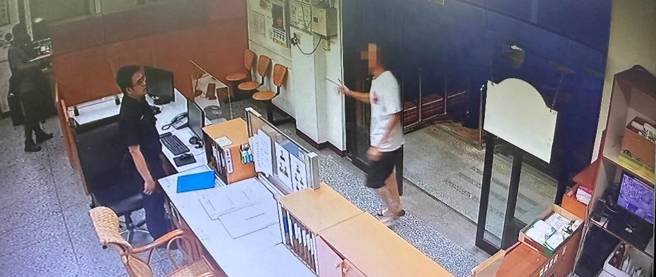 林姓民眾向员警求助。（照片 / 警方提供）