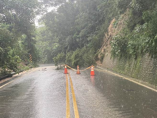 今天下午员林又开始下雨，造成员草路旁多处山坡地，不敌连日豪雨土石松动，落石不断，连山坡上的树木都连根拔起。（警方提供／吴建辉彰化传真）
