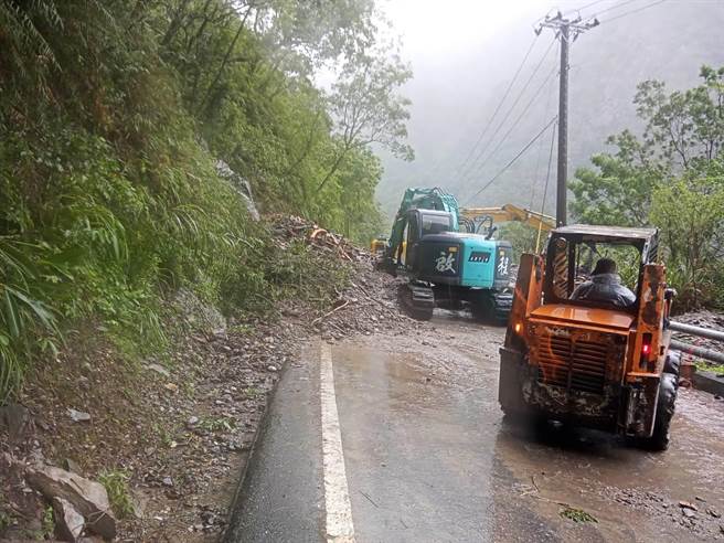 台20線搶修畫面。（第三區養護工程處提供／蔡旻妤台東傳真）