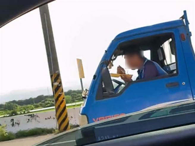 小货车驾驶边开车边吃饭，让人替其安危捏一把冷汗。（民眾提供／孙英哲彰化传真）