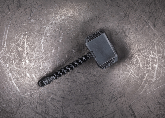 漫威电影中雷神索尔使用的鎚子，有难以被人拔起的形象，不过网友认为实际生活中「塑胶椅」才是真正超难拔的物品。（示意图／Shutterstock）