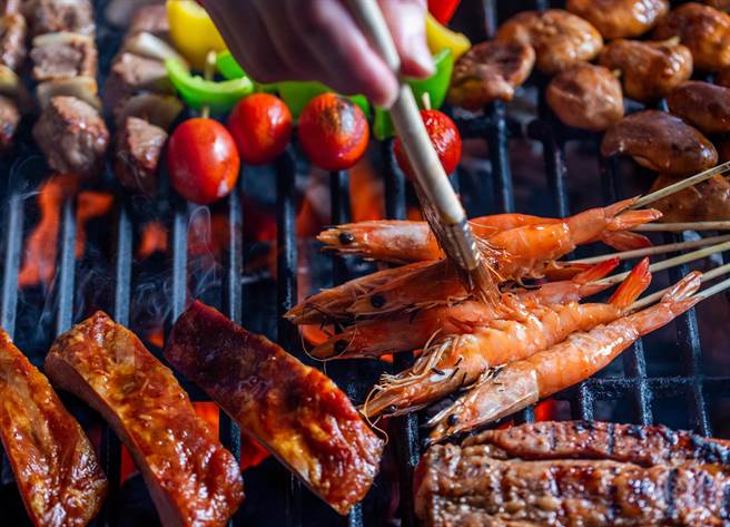 「峡谷BBQ宵夜串烧」吃得到炙烤部落咸猪肉、小米酒香肠、花莲瑞穗有机水果玉米、飞乌虎鱼丸串、马告盐烤虾等20款在地美味。(晶华国际酒店集团提供)