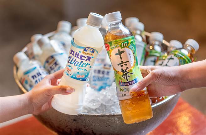 「峡谷BBQ宵夜串烧」搭配清爽乳酸菌饮料品「可尔必思」水语和零咖啡因「十六茶」，沁凉消暑。(晶华国际酒店集团提供)