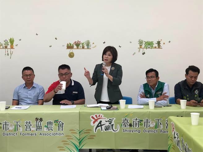 下下营文旦加工果的收购量能不足，立委赖惠员（左二）和下营区农会帮农民向农粮署陈情，6日召开协调会。（赖惠员服务处提供／张毓翎台南传真）