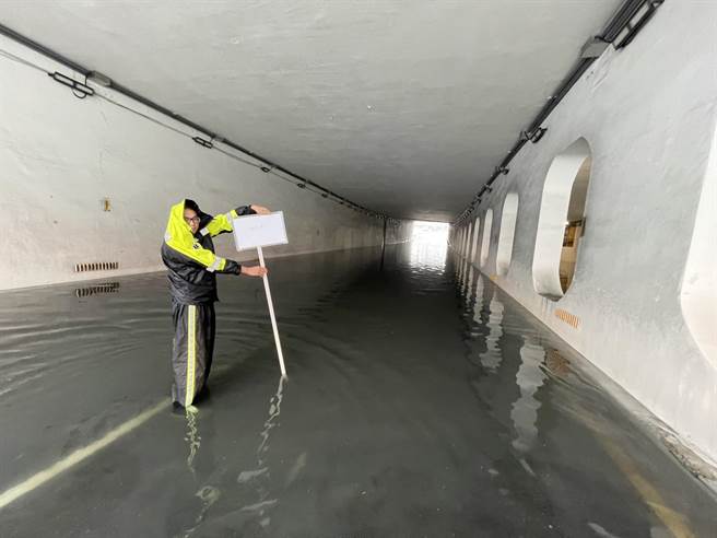 中央气象局于今(6)日下午发布豪雨特报，新北多处路段积水(新北市消防局提供)