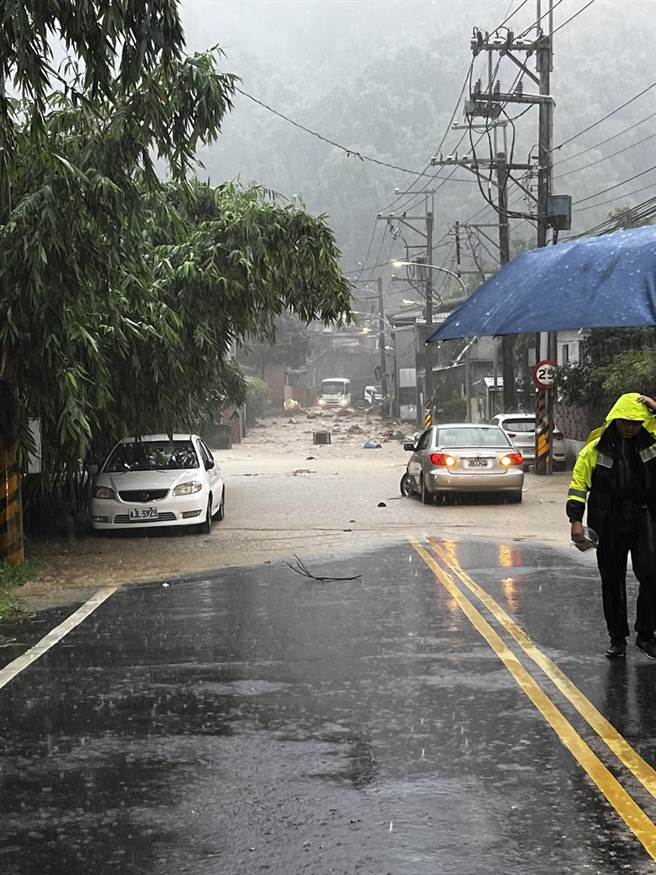 新店新潭路一段積水及土石沖刷。（民眾提供）