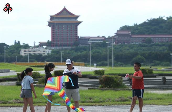 部分业者在公共场所贩售钓竿风筝(即看起来像玩具钓竿，但打开开关就会变成风筝)，有家长担心其安全性。（报系资料照）