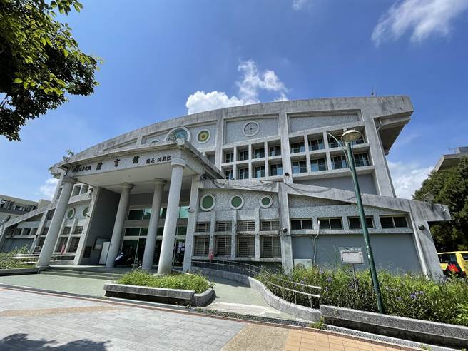 草屯镇立游泳池、镇立体育馆均年久失修，地方盼能将2馆纳入草屯国民运动中心规划案，让公园绿地依旧是绿地。（杨静茹摄）